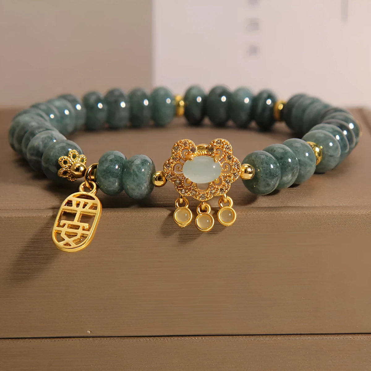 Women's natural emerald jade bracelet with abacus beads design and alloy safety lock clasp