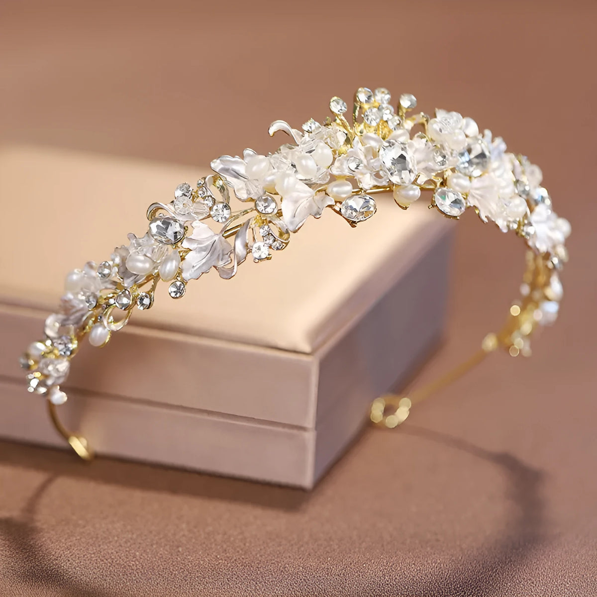 Gold or silver alloy crown headdress with pearl decorations for women's formal events
