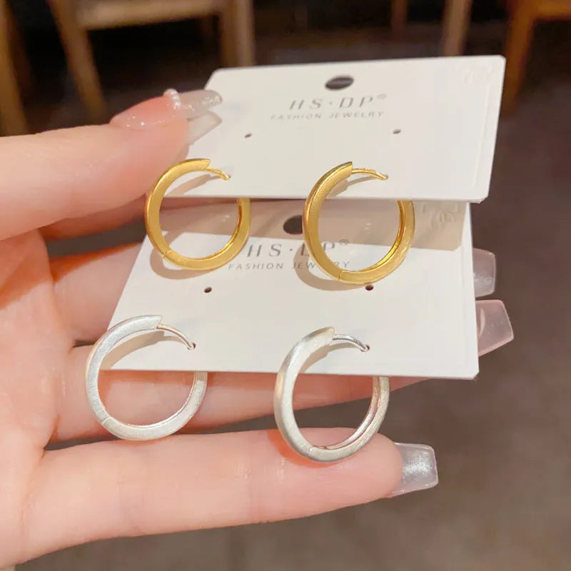 Women's geometric ear clip with round elements in gold plating on copper