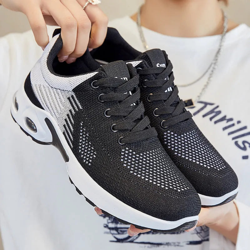 Women's Flyknit casual running shoes in striped pattern with flat PVC sole and lace-up design