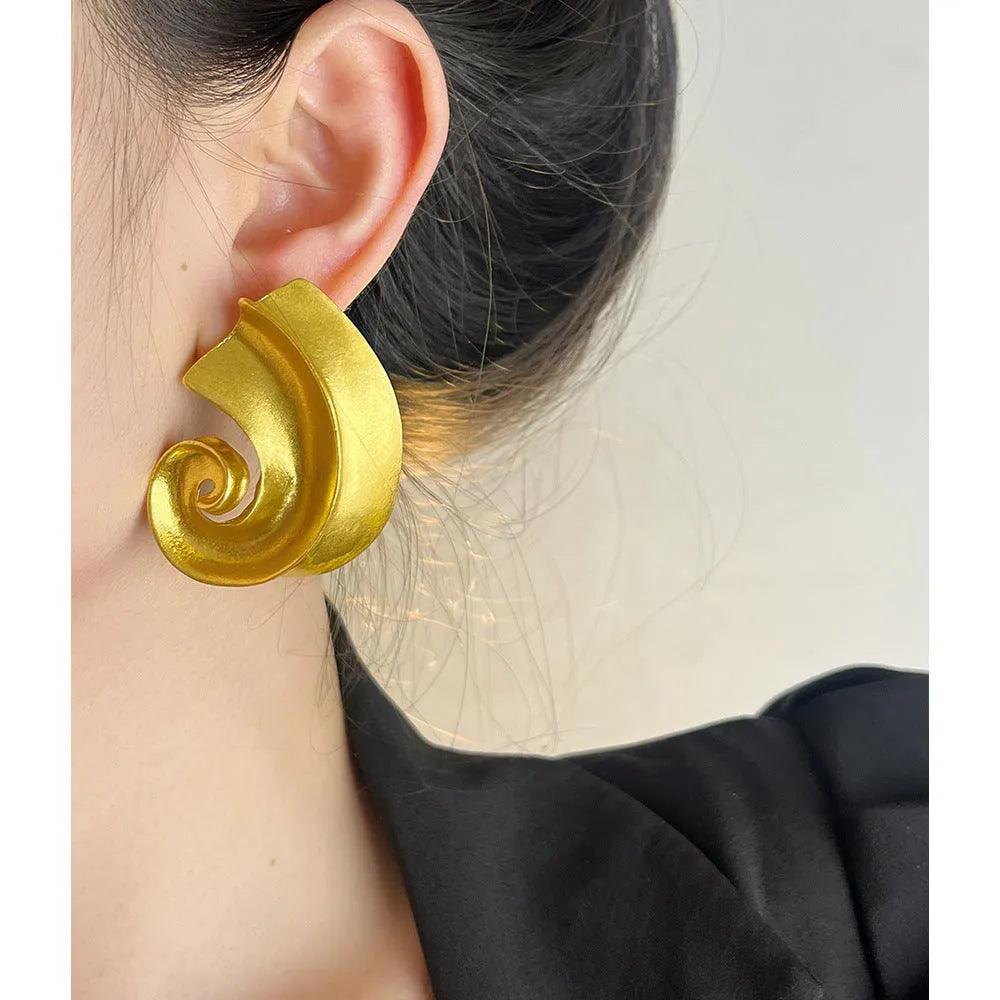 5cm geometric alloy ear studs with electroplated gold and silver finishes for pierced ears
