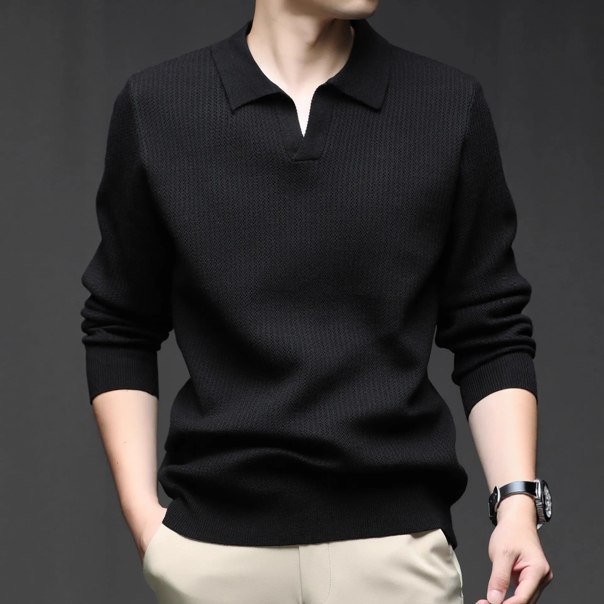 Men's loose long sleeve pullover sweater in a casual style for autumn.