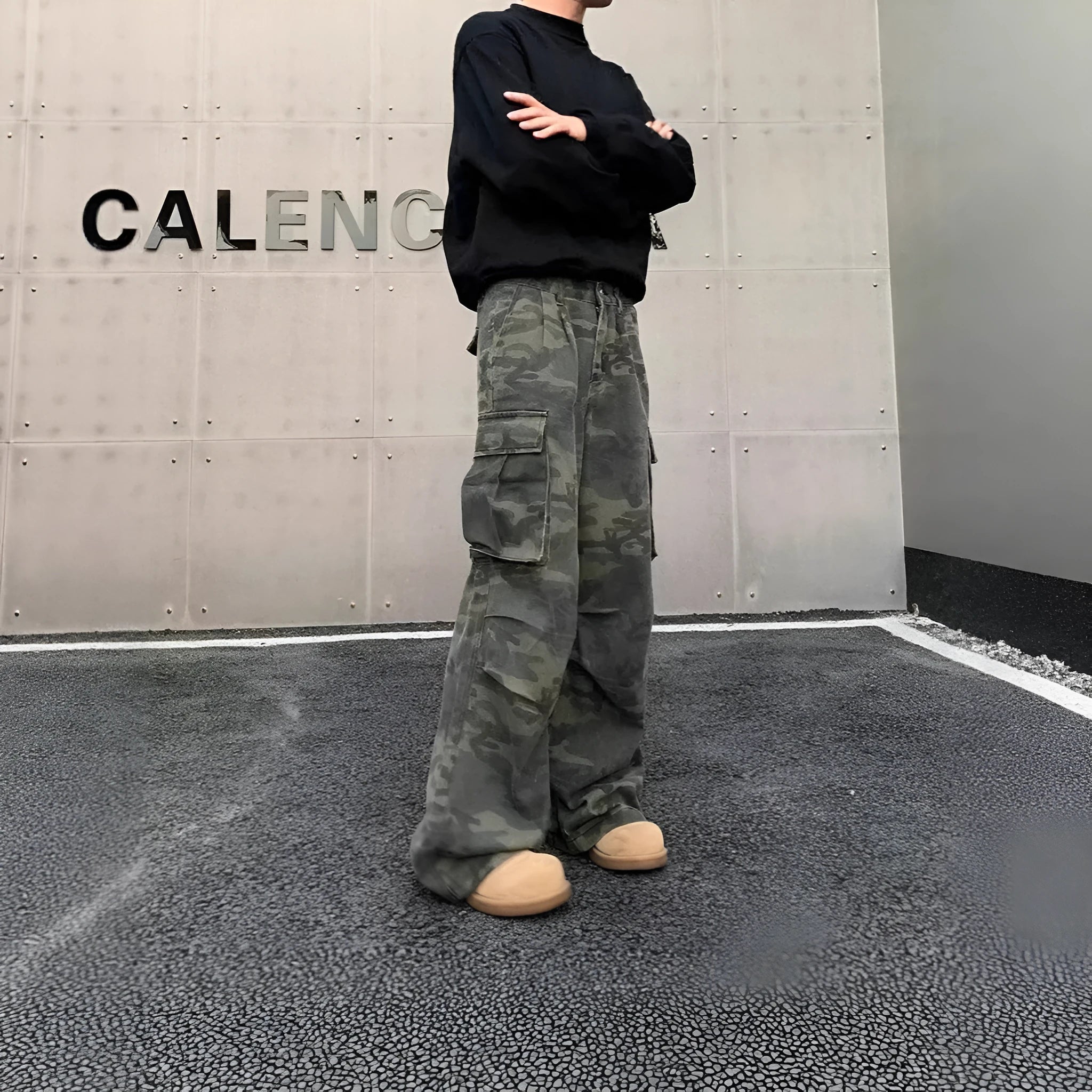 Camouflage cargo trousers with multiple pockets in cotton blend fabric