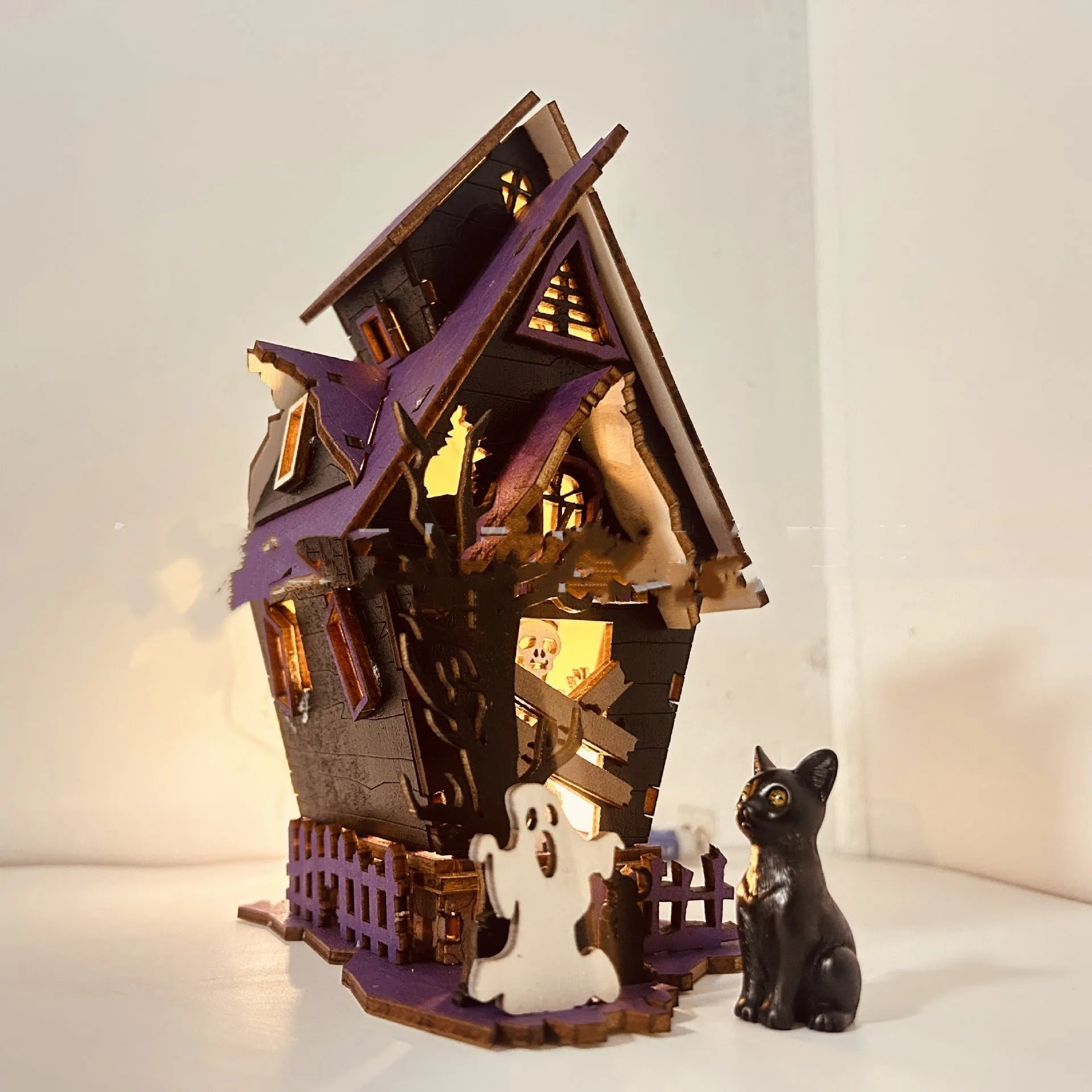 Wooden Halloween haunted house table decoration with luminous design measuring 14x10.5x19cm