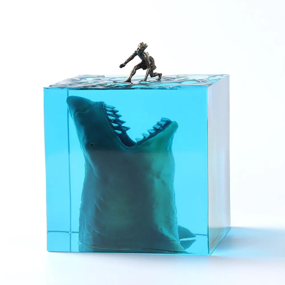 Clear epoxy resin ornament with shark surfer scene inside, shown next to a scale indicating 5cm and 8cm size options.