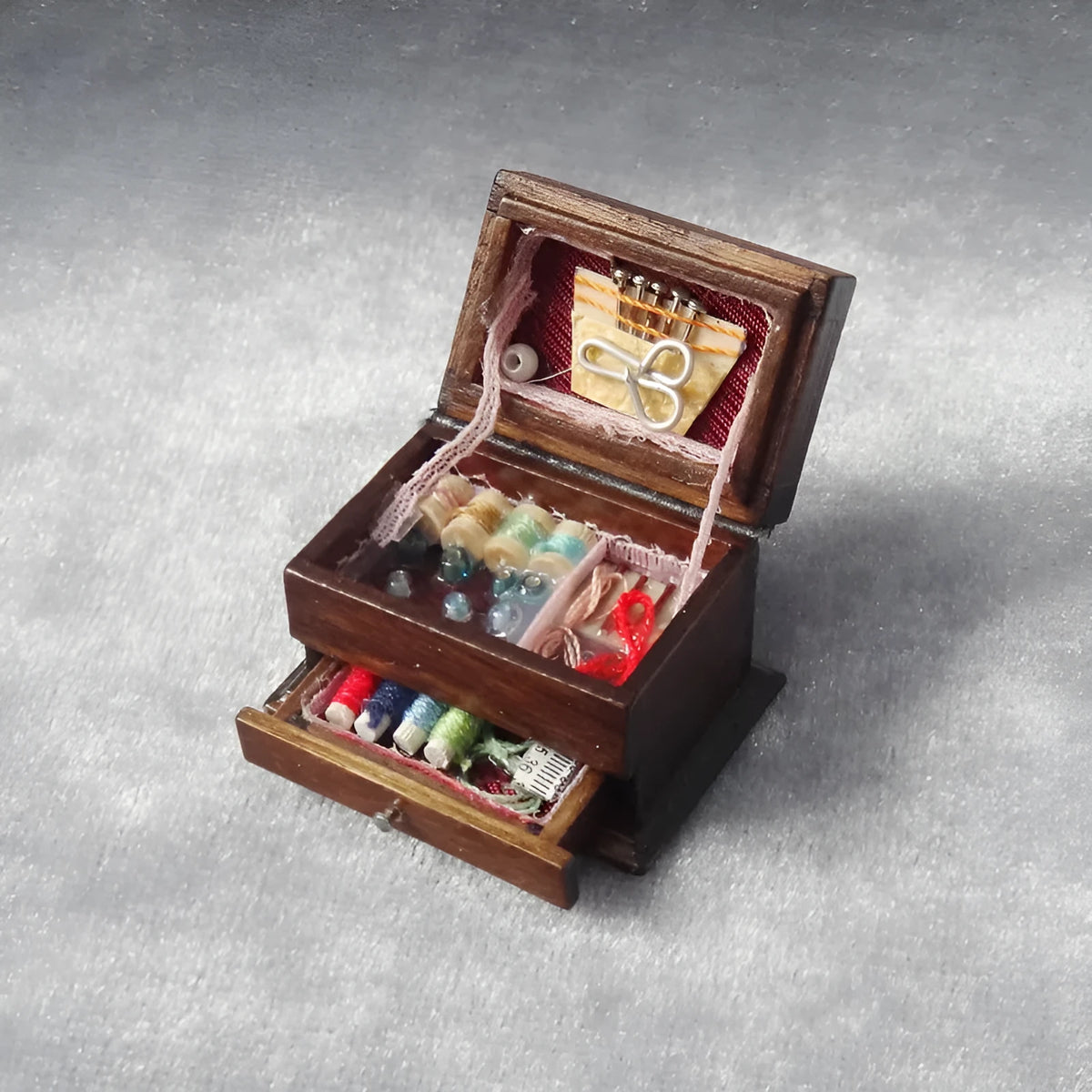 Miniature birch wood vintage sewing machine ornament measuring 2.2cm with European style design