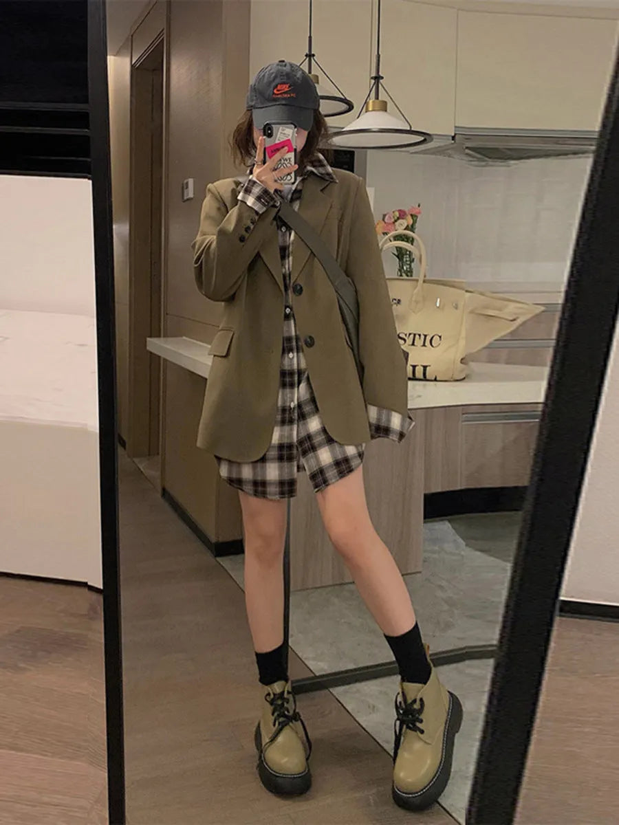 Women's Korean style solid color polyester suit jacket with regular long sleeves and pockets in black, beige, or coffee.