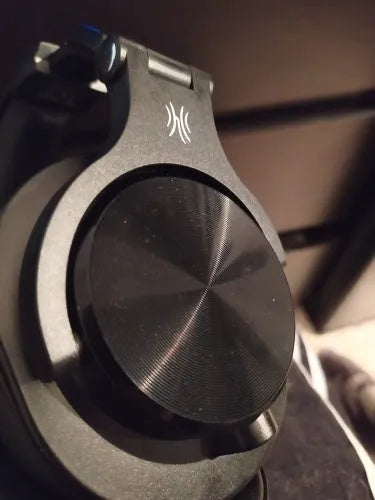 OneOdio over-ear studio monitor headphones with 40mm drivers in black or red colour options.