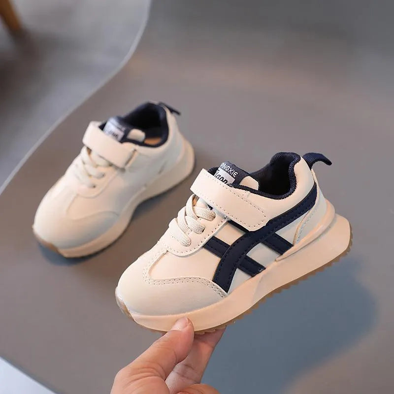 Children's white casual sneaker with Velcro strap and rubber sole