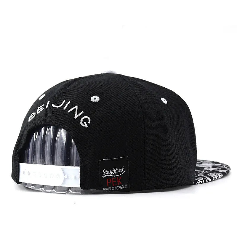 Adjustable cotton baseball hat with embroidered letters in black or white colour