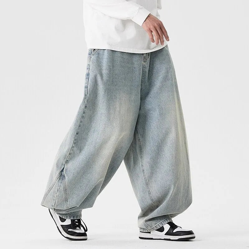 Men's plus size baggy jeans in loose fit with straight legs and low waist