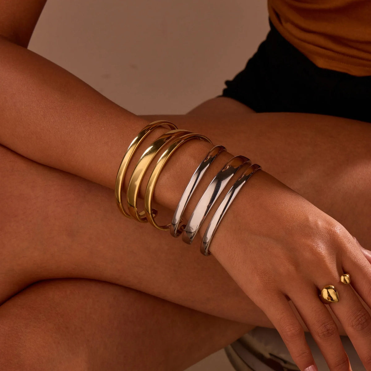 Stainless steel geometric bracelet with simple opening mechanism in gold or steel colour