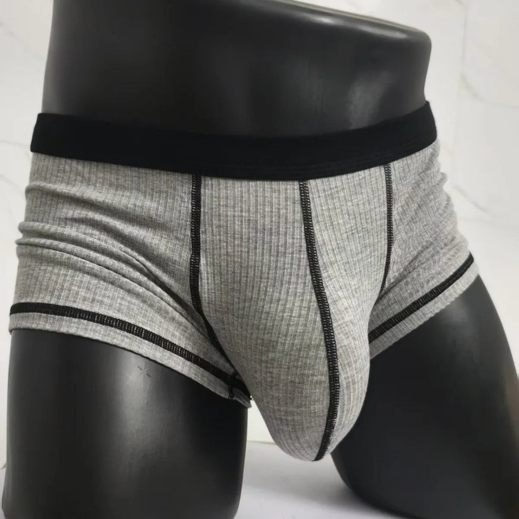 Men's solid colour boxer shorts in breathable fibre fabric on a plain background.