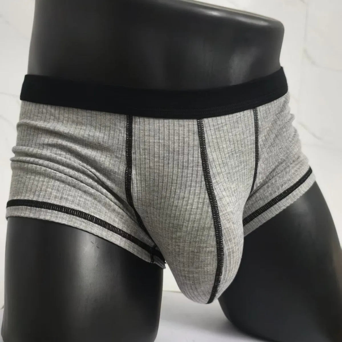 Men's solid colour boxer shorts in breathable fibre fabric on a plain background.