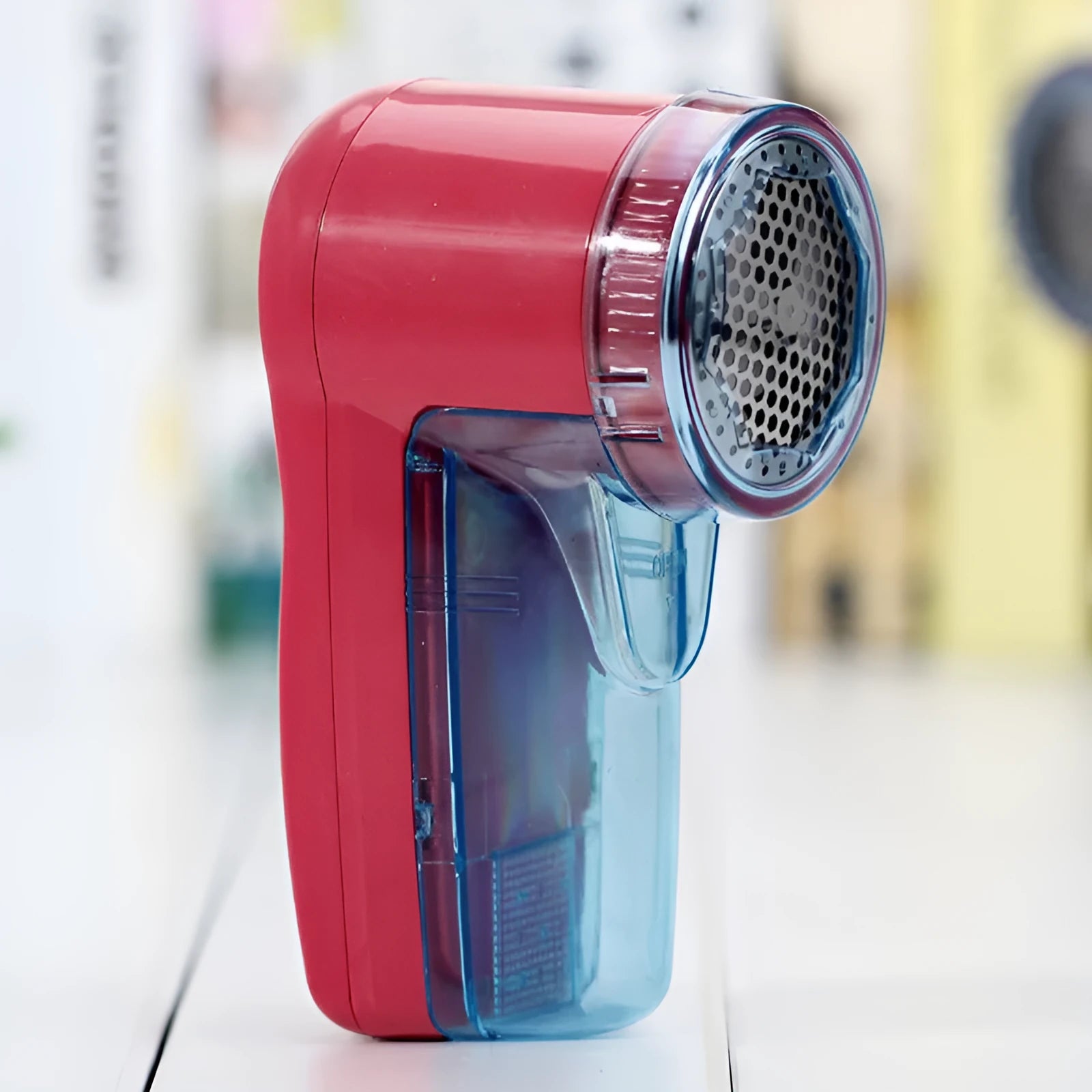 Portable electric clothing lint remover device with compact design