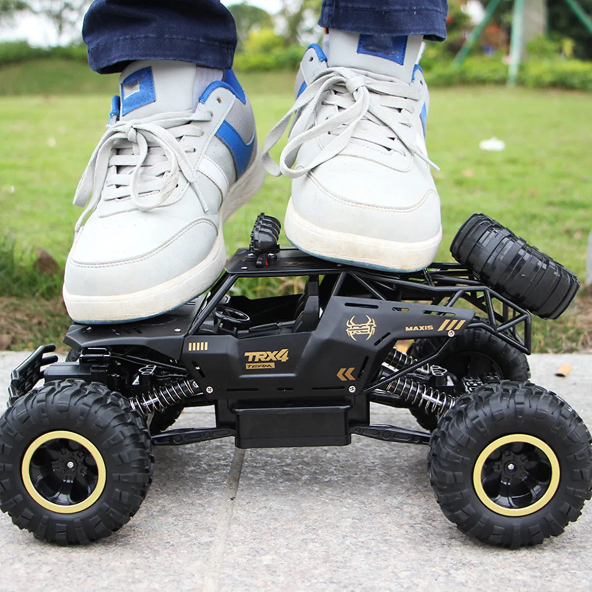 2.4G wireless remote control car with four-wheel drive in black or silver colour