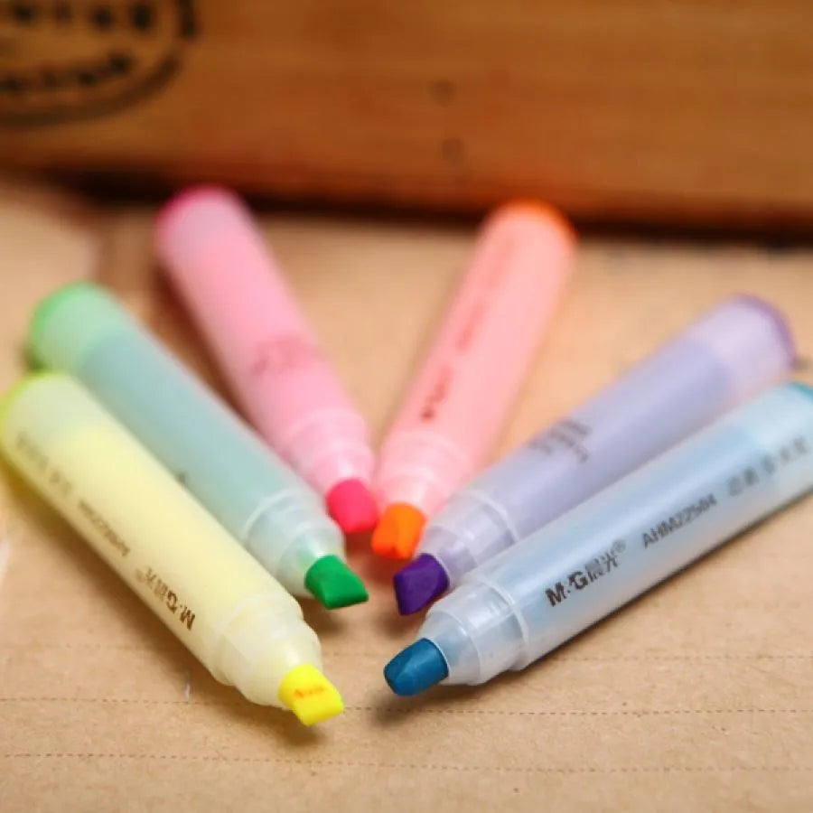 Six colour highlighter set with oblique tips and plastic shells, supplied in a bag