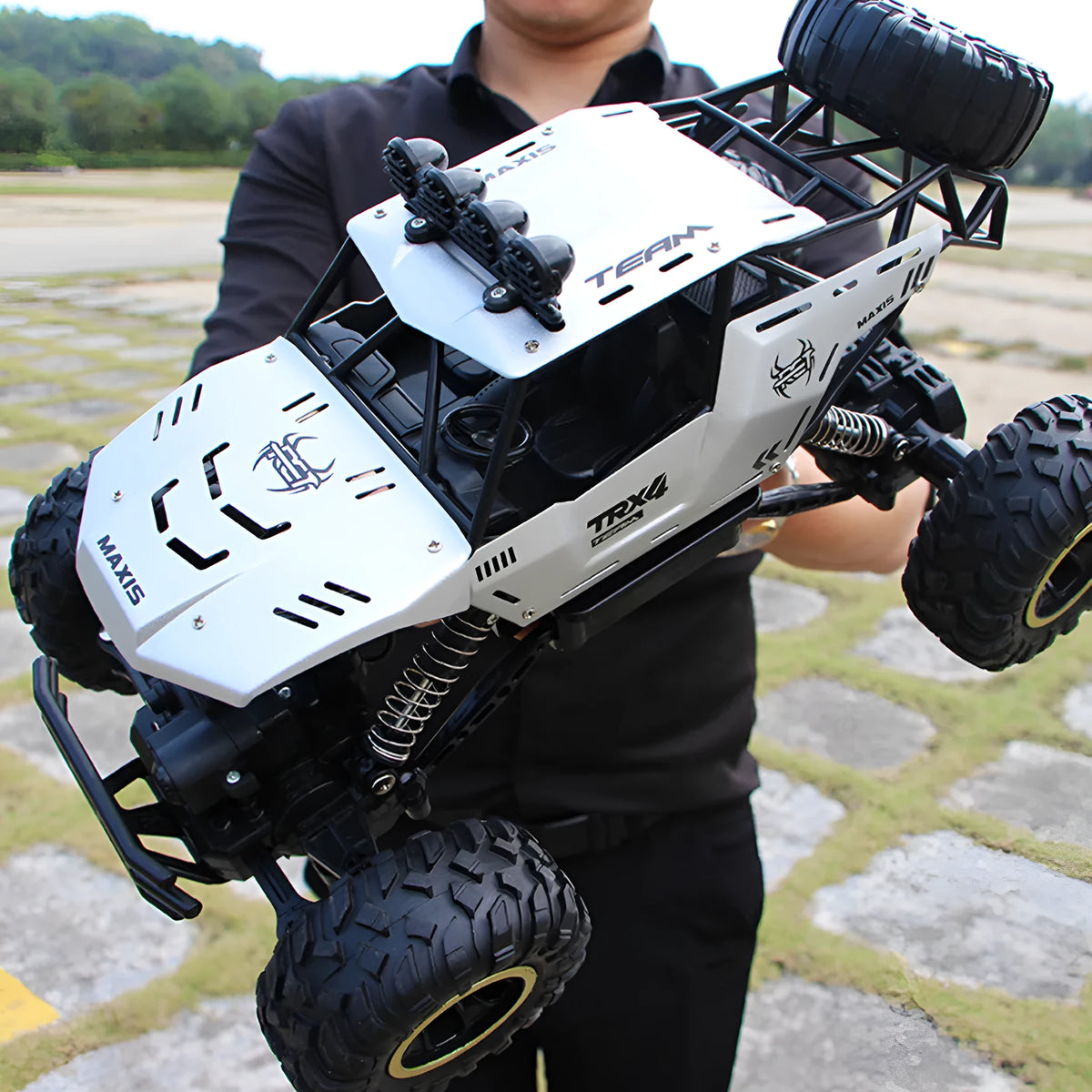 2.4G wireless remote control car with four-wheel drive in black or silver colour