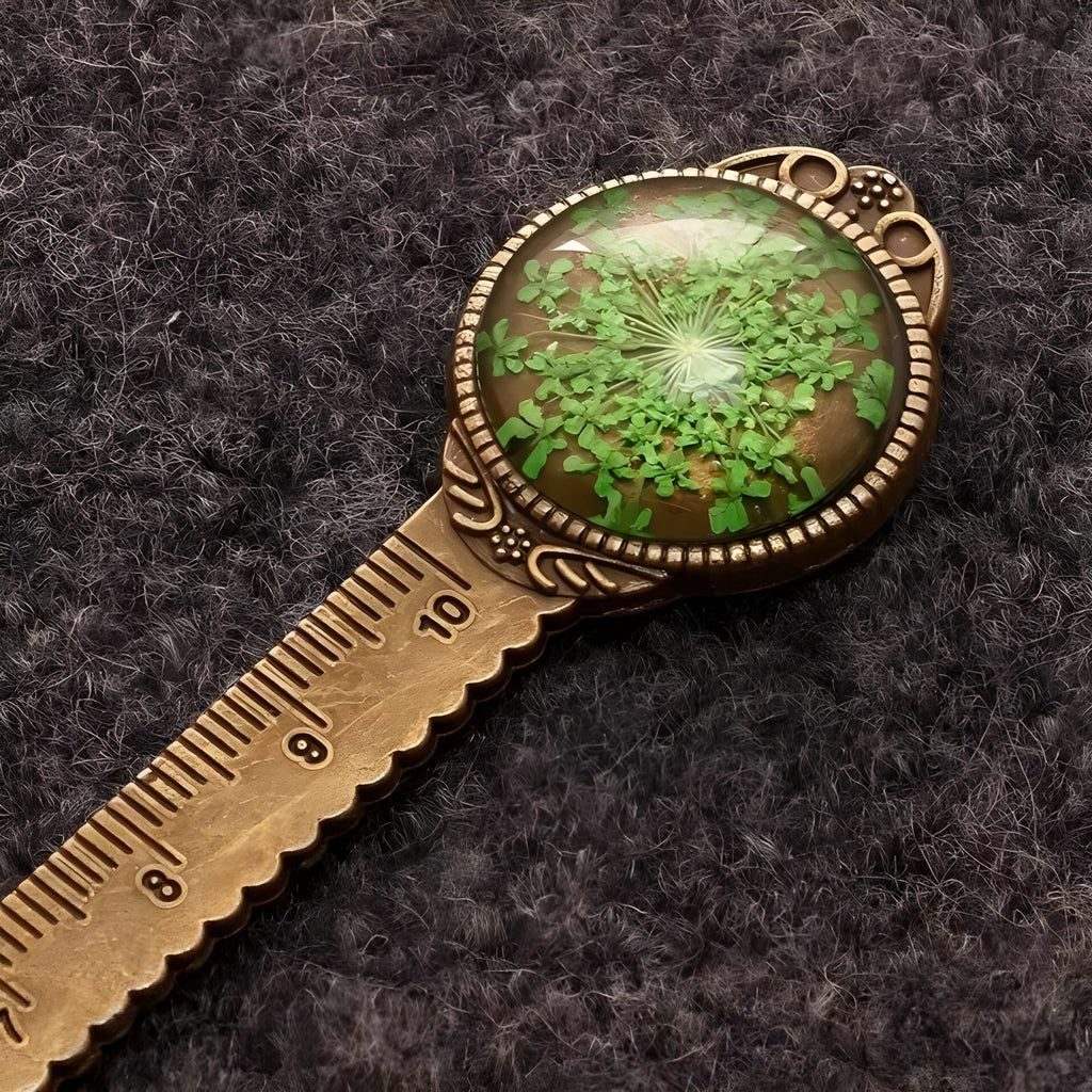 Handmade dried flower bookmark measuring 12cm with preserved immortal flowers, lace flowers, and daffodils