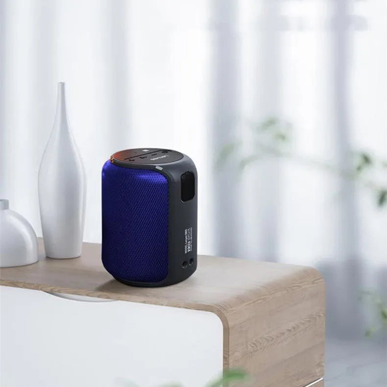 Black or blue wireless Bluetooth speaker, waterproof, drop-proof, 2200 mAh, 10 hour playtime, 0.5 kg