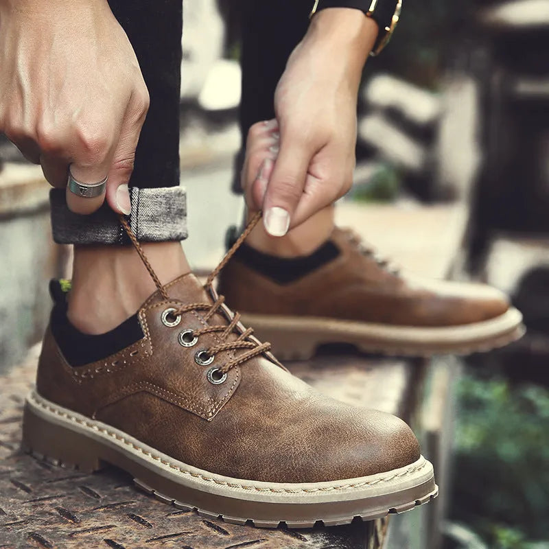 Men's casual shoes with artificial PU uppers and round toe in three colour options