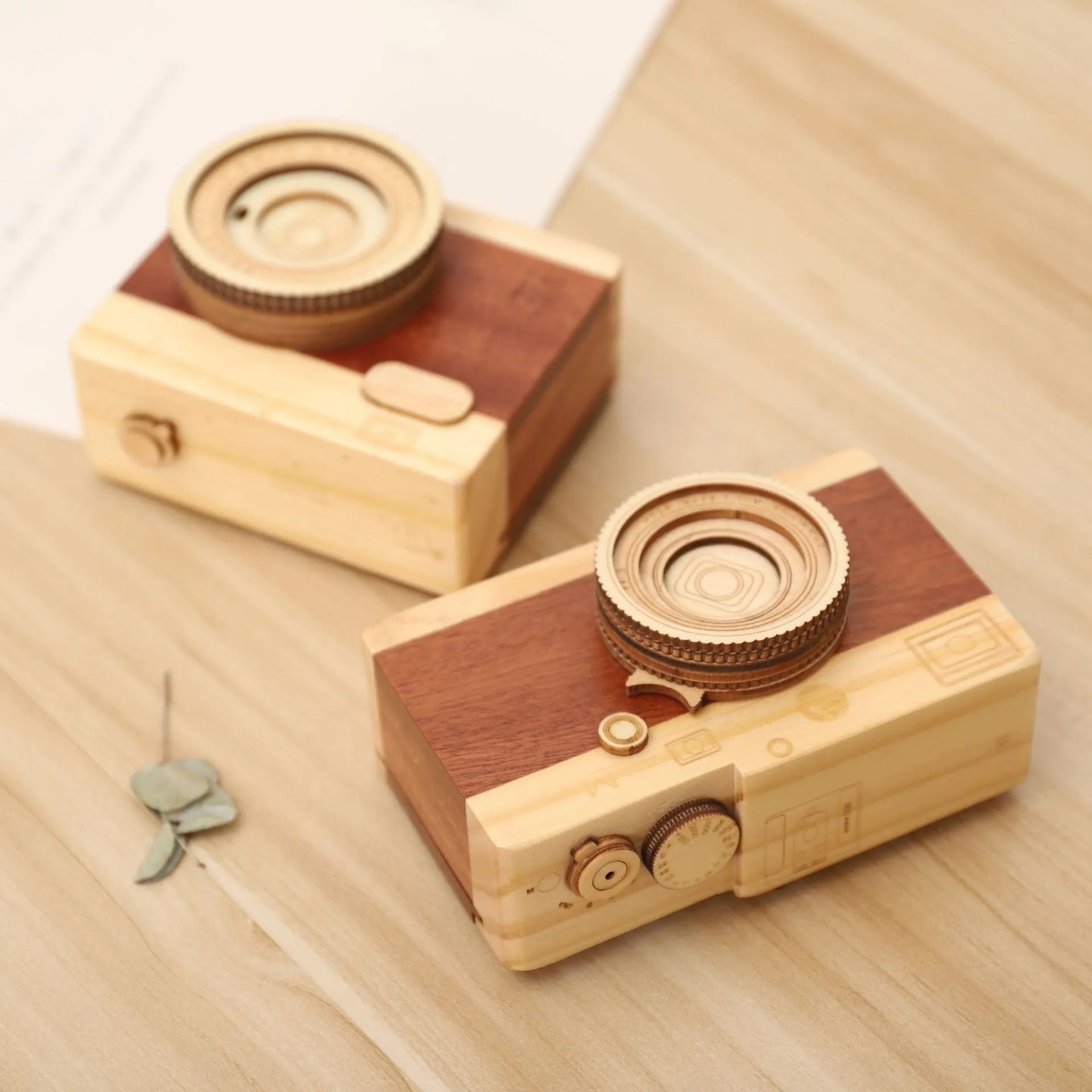Wooden camera-shaped music box with rotating mechanism and mini carton packaging