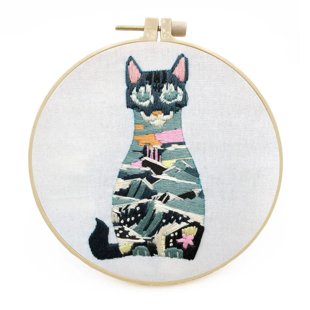 Beginner's three-dimensional cat embroidery kit with cotton fabric and 15cm hoop, styles A, B, or C.