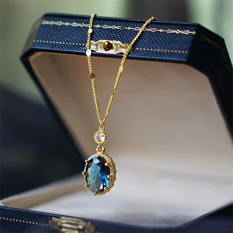Gold geometric French retro fashion necklace with electroplated copper construction