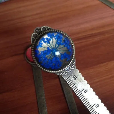 Handmade dried flower bookmark measuring 12cm with preserved immortal flowers, lace flowers, and daffodils