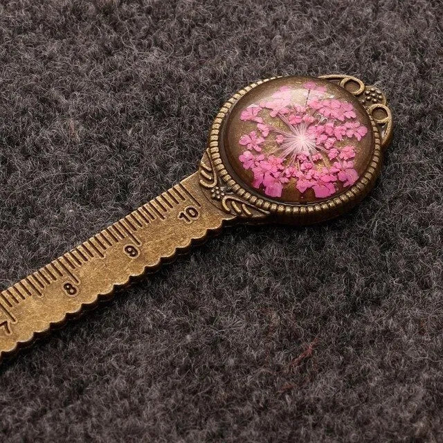 Handmade dried flower bookmark measuring 12cm with preserved immortal flowers, lace flowers, and daffodils
