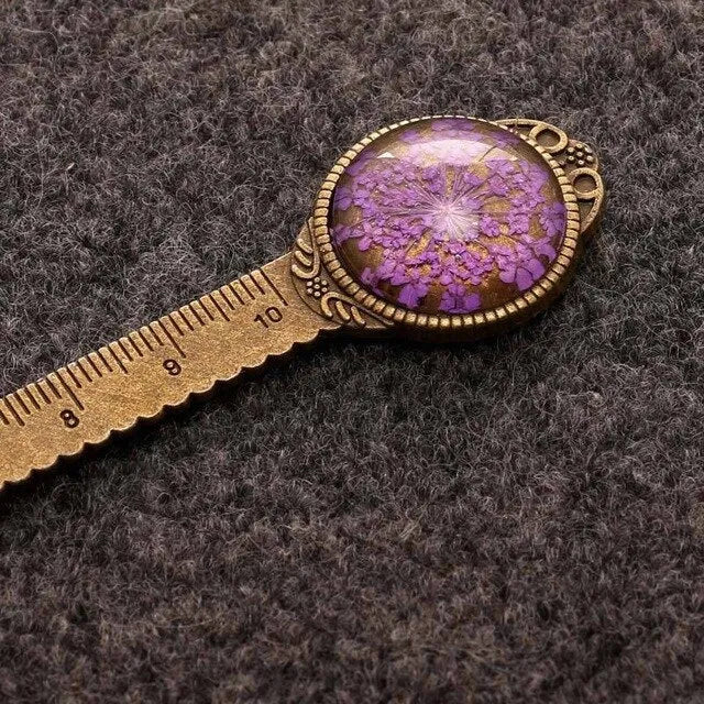 Handmade dried flower bookmark measuring 12cm with preserved immortal flowers, lace flowers, and daffodils