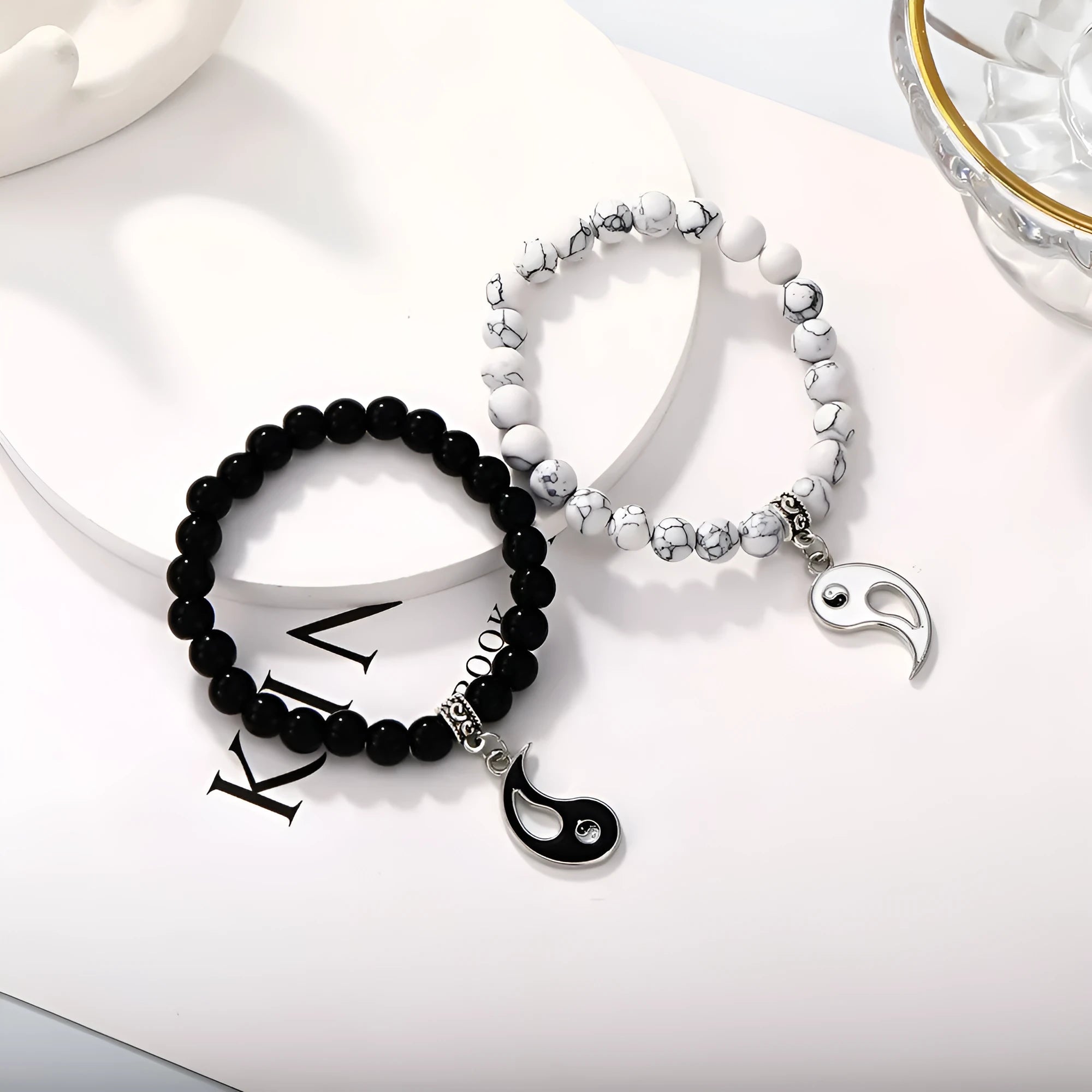 Eight-diagram-shaped geometric appetizer bracelet in electroplated alloy with unisex design for travel commemoration gifting