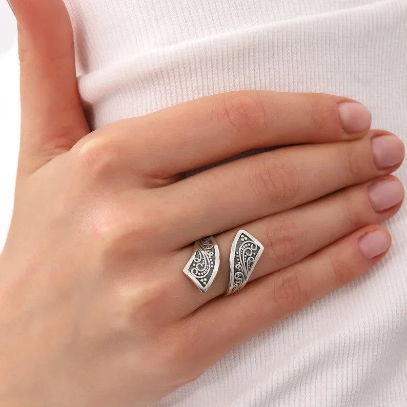 Silver retro minimalist adjustable ring for women showing electroplated alloy construction