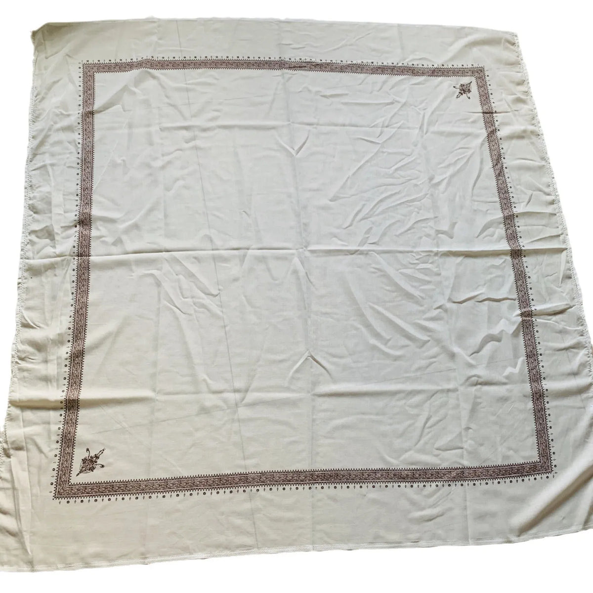 Printed square polyester scarf showing 138cm dimensions, suitable for men and women