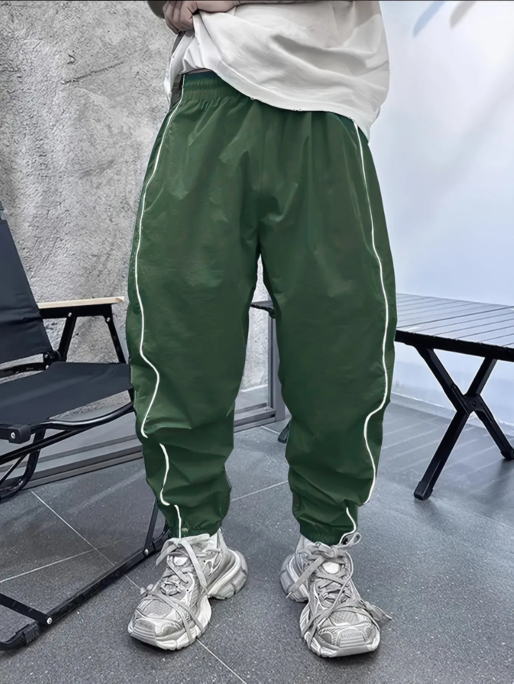 Men's loose-fit cropped sports trousers in bamboo fibre, shown in khaki colour.
