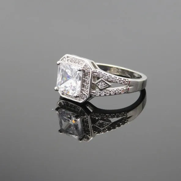 Platinum-colour geometric women's ring with hollow design and zircon inlay
