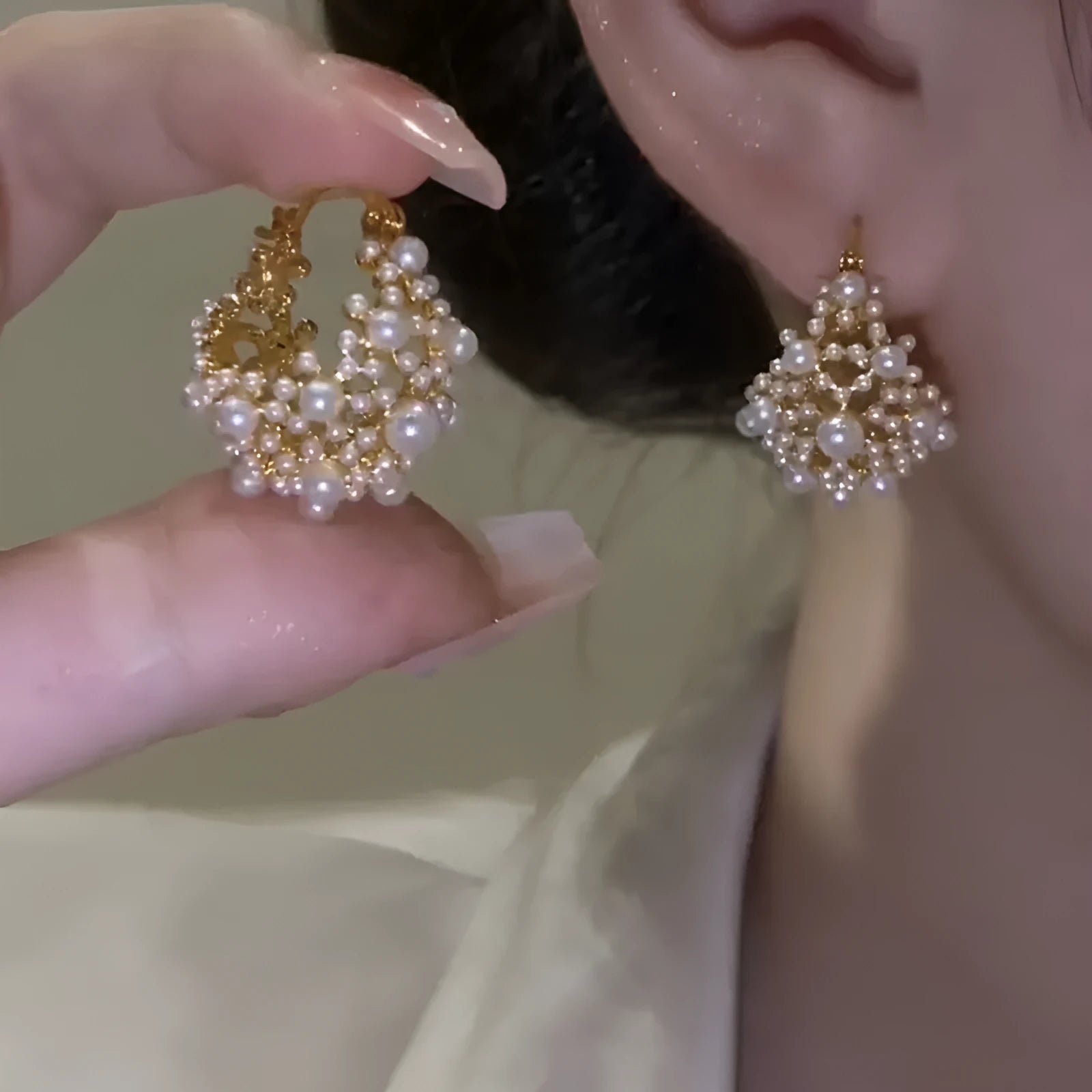 Gold-coloured women's flower basket earrings with small rice-shaped beads and pearl inlay on copper.