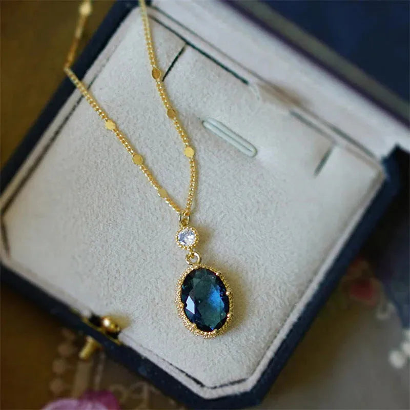 Gold geometric French retro fashion necklace with electroplated copper construction