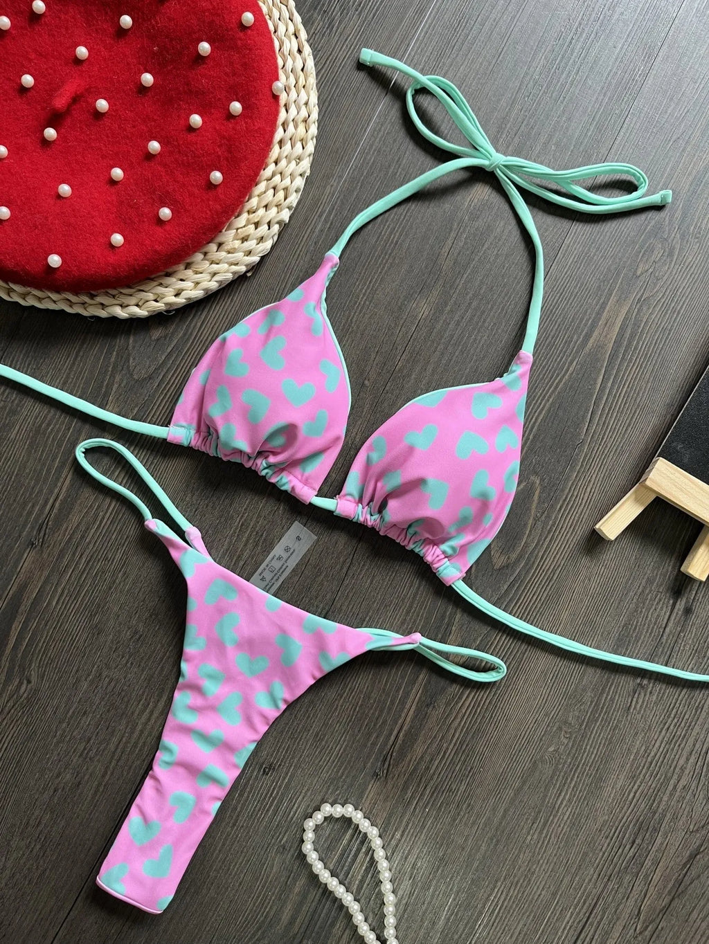 Backless one-piece swimsuit with heart print and split leg in nylon fabric.