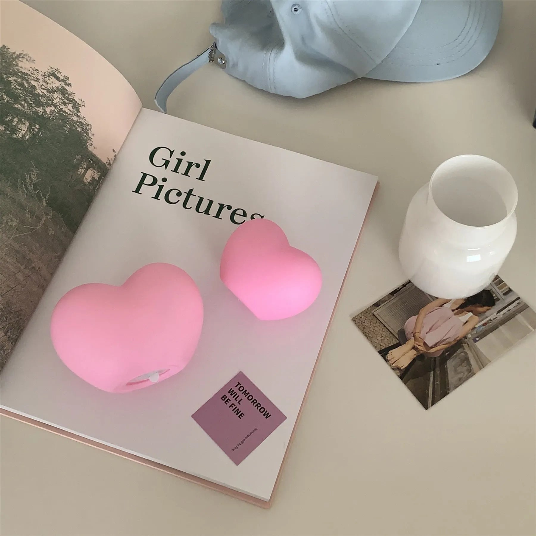 White and pink vinyl love-shaped atmosphere lamps in two sizes on a shelf.