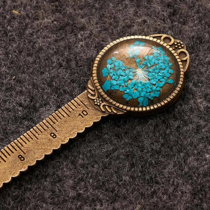 Handmade dried flower bookmark measuring 12cm with preserved immortal flowers, lace flowers, and daffodils