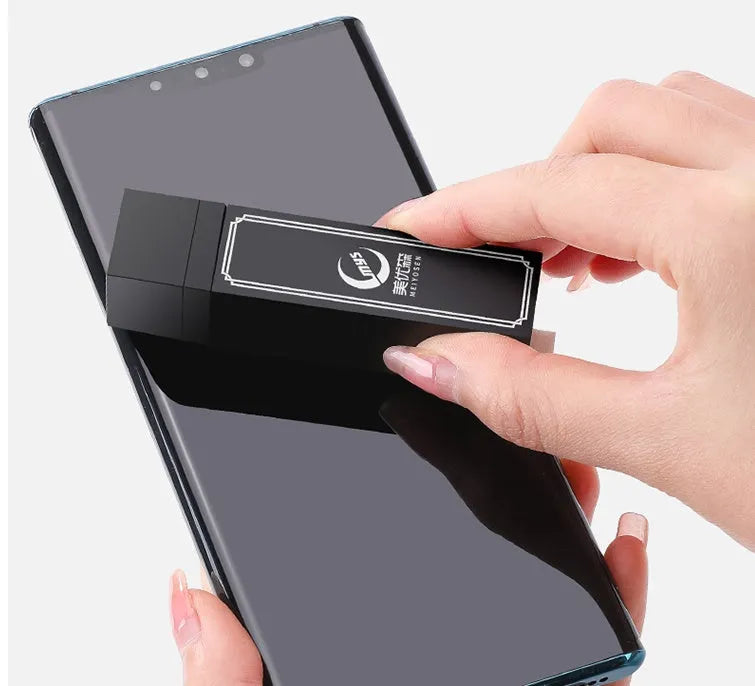 Black pack containing 40 disposable screen cleaner wipes for mobile phones and tablets