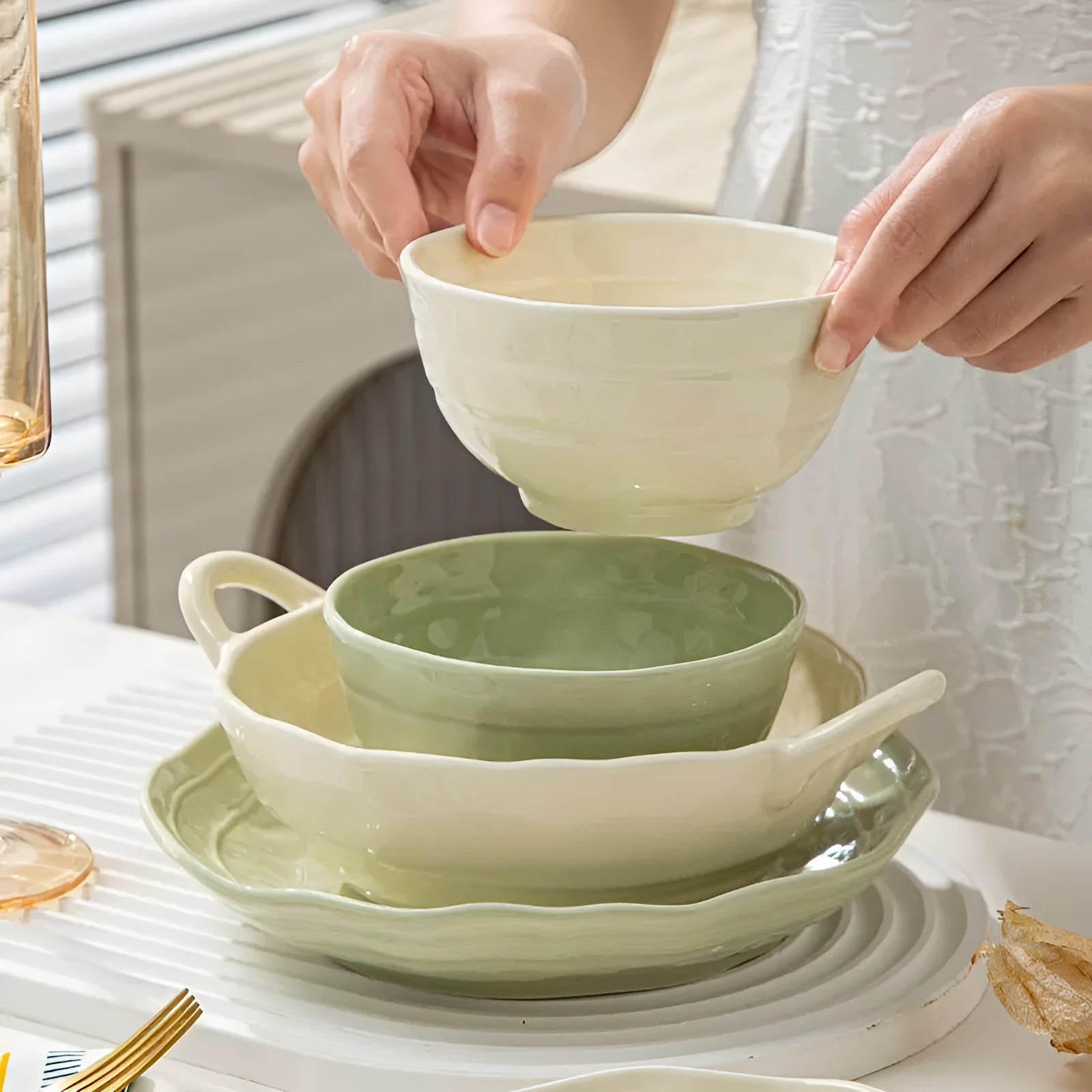 Modern ceramic dinnerware set with solid colour design and gift box packaging
