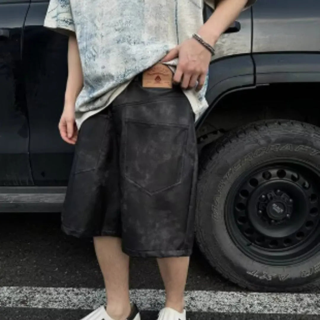 Loose fit round neck t-shirt in solid color with Korean style dirty print and washed aging effect.
