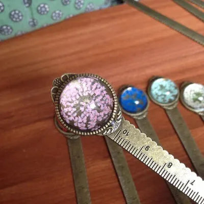 Handmade dried flower bookmark measuring 12cm with preserved immortal flowers, lace flowers, and daffodils