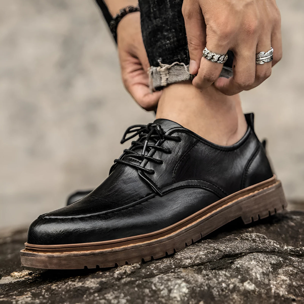 Men's casual leather shoes in black or brown with round toe and sewing line details