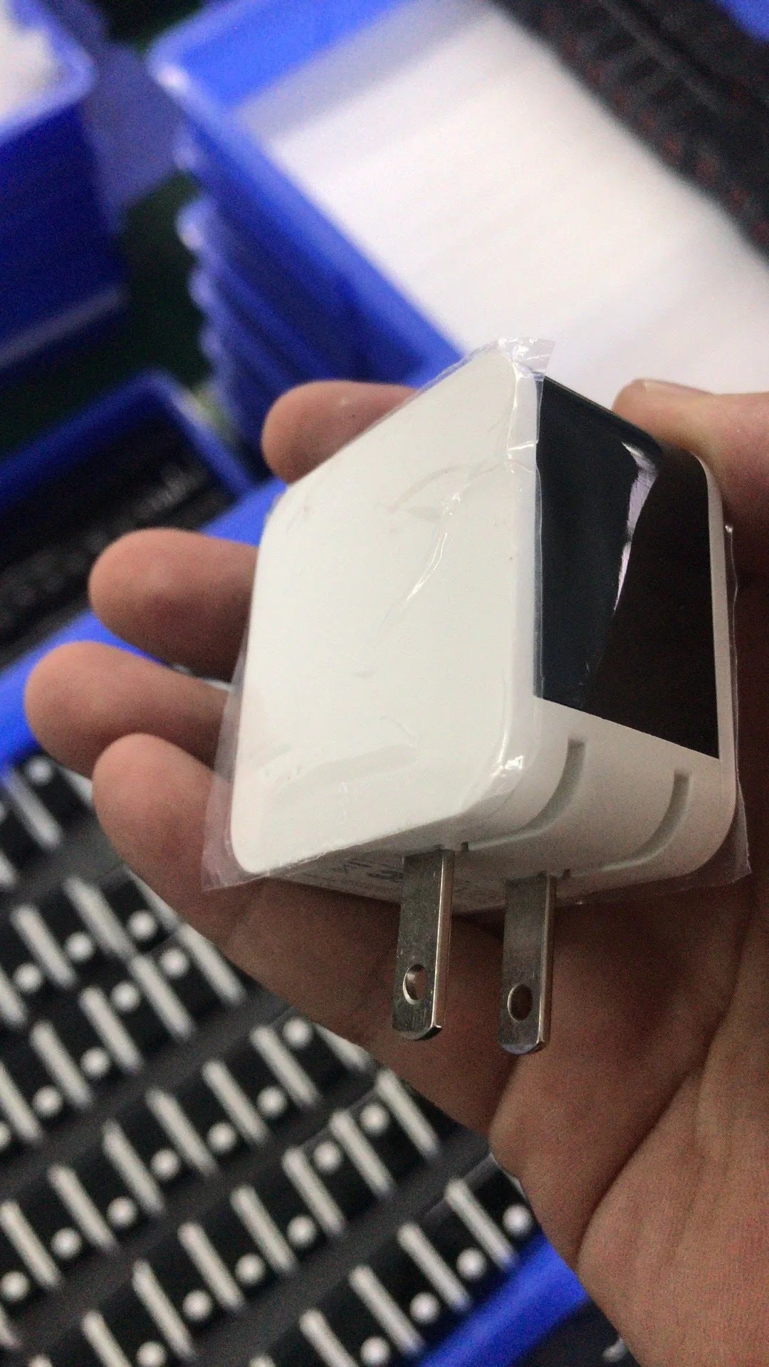 5V2A dual USB fast charger with digital display showing charging status