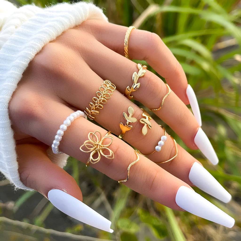 Gold-coloured alloy ring with openwork flower design and glossy electroplated finish