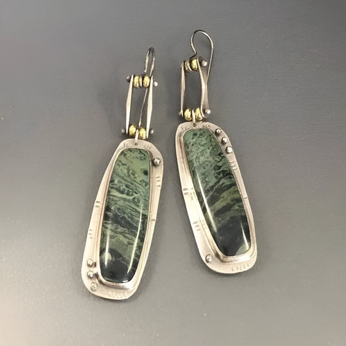 Geometric alloy earrings with two-tone marble pattern design