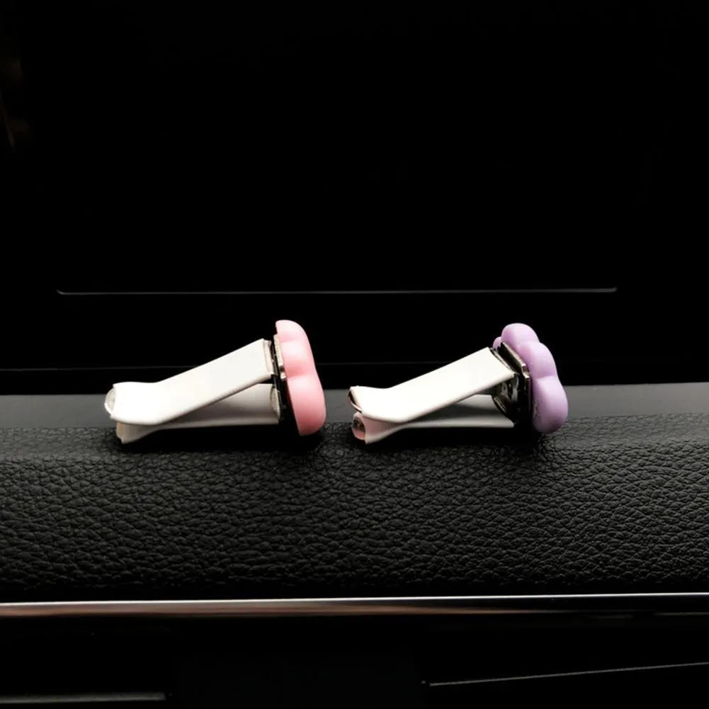 Resin Baiyun cartoon car fragrance clip in pastel colours measuring 17mm x 27mm for air outlet decoration